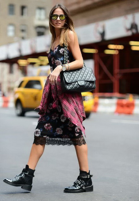 Модный лук: темное летнее платье-миди в бельевом стиле с цветами и кружевами, лакированные ботинки с пряжками, красная рубашка в клетку, черная стеганая сумка на цепочке и зеркальные очки