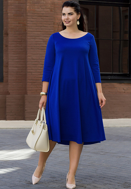 Модный лук: Синее расклешенное платье миди для полных и лаковые туфли на низком каблуке, сумка-тоут из эко-кожи, гладкий золотистый браслет, позолоченные серьги с подвесками