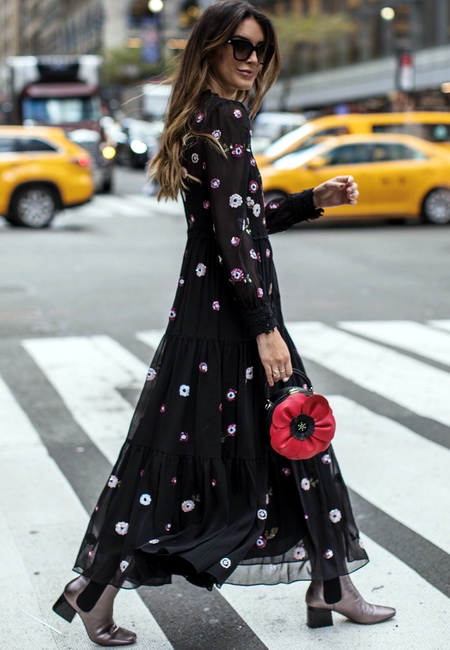 Модный лук: черное платье в цветочек из фатина длины макси, серебристые сапоги на небольшом каблуке, круглая кожаная сумочка с красным цветком и большие солнцезащитные очки