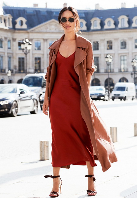 Модный лук: красное платье-комбинация на бретелях длины мили, длинный кирпичный тренчкот, коричневые открытые босоножки на шпильке с завязками на щиколотке и темные солнцезащитные очки