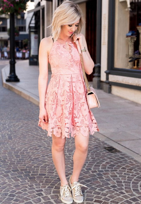 Модный лук: розовое платье с кружевами и открытыми плечами, светло-серые кеды, бежевая сумочка на цепочке и большие серьги