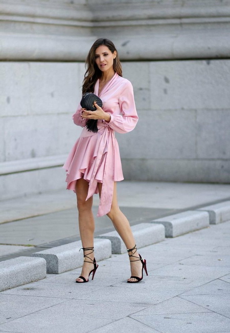 Модный лук: розовое платье-блейзер с присборенной отделкой и ассиметричные подолом, бордовые открытые туфли с обвязками вокруг ноги, черный театральный клатч с брелоком и серьги-пусеты