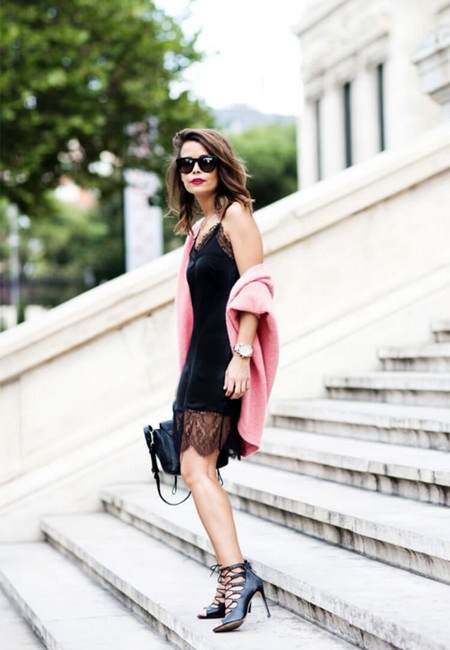 Модный лук: черное мини- платье в бельевом стиле с кружевом, легкий розовый кардиган, черные босоножки на шпильке, черная кожаная сумочка и темные солнцезащитные очки
