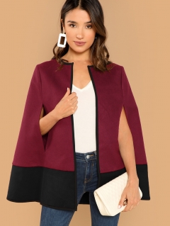 Двухцветное пальто-пончо с контрастной отделкой