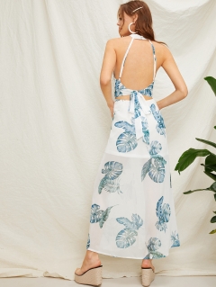 Платье-халтер с бантом открытой спиной и графическим принтом