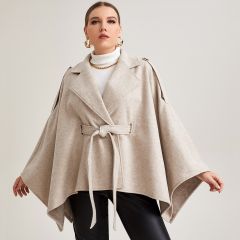 Пальто-накидка размера плюс с поясом и пуговицами