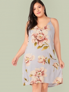 Платье с цветочным принтом и глубоким V-образным вырезом размера плюс