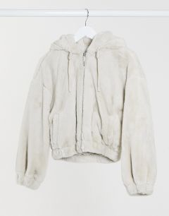Светло-бежевая короткая куртка из искусственного меха Bershka-Кремовый