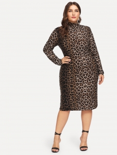 Леопардовое платье со стоячим вырезом размера плюс