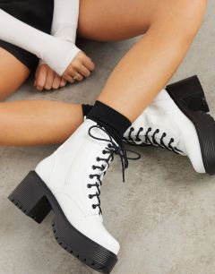 Белые ботинки с эффектом крокодиловой кожи на массивной подошве и шнуровке Koi Footwear-Белый