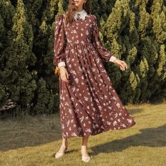 Цветочное платье в горошек с контрастным вырезом
