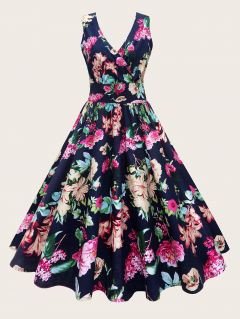 Расклешенное платье с цветочным принтом и глубоким V-образным вырезом размера плюс