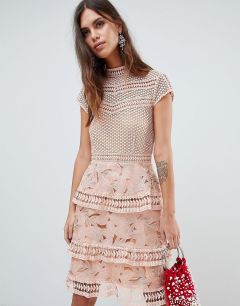 Розовое платье мини с ярусной юбкой и кружевной отделкой Y.A.S-Розовый