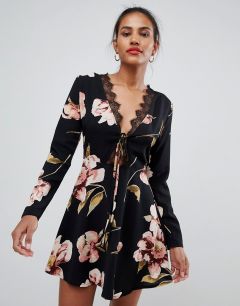 Короткое приталенное платье с кружевной отделкой и цветочным принтом Missguided-Черный