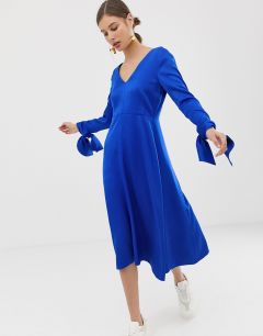 Платье с глубоким V-образным вырезом и манжетами на завязках ASOS WHITE-Синий