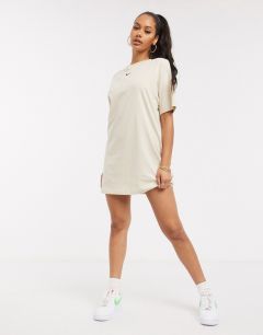 Светло-бежевое платье-футболка в стиле oversized с логотипом-галочкой Nike-Бежевый