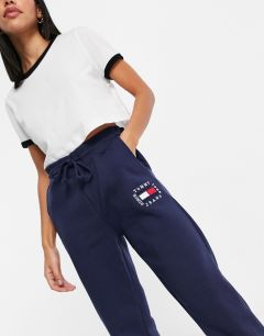 Темно-синие спортивные брюки узкого кроя с логотипом-флагом от комплекта Tommy Jeans-Темно-синий