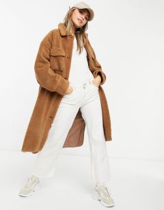 Удлиненное бежевое пальто из искусственного меха In The Style x Naomi Genes-Коричневый цвет