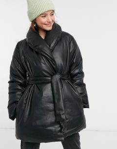 Черная дутая куртка из искусственной кожи с поясом ASOS DESIGN-Черный цвет