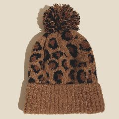 Вязаная шапка с леопардовым рисунком