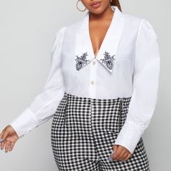 Блуза размера плюс с оригинальным воротником и вышивкой