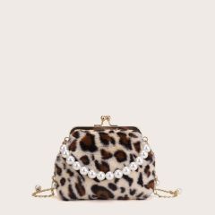 Плюшевая сумка-клатч с леопардовым принтом и искусственными жемчугами