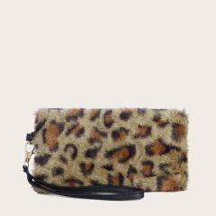 Плюшевая сумка-клатч с леопардовым принтом