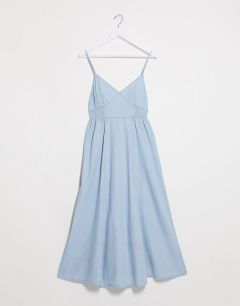 Джинсовое платье-комбинация с V-образным вырезом и присборенной талией ASOS DESIGN-Голубой