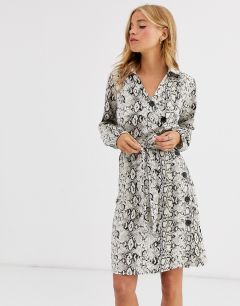 Платье-рубашка со змеиным принтом и асимметричной застежкой на пуговицы QED London-Мульти