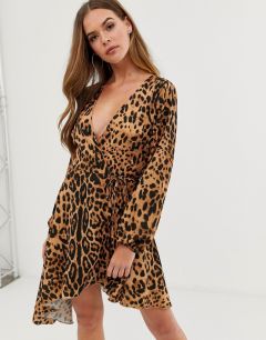 Платье с запахом и леопардовым принтом In The Style-Мульти