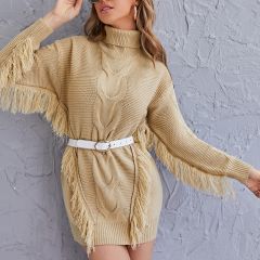 Платье-свитер с бахромой и высоким воротником без пояса