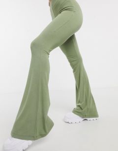 Шалфейно-зеленые расклешенные трикотажные брюки Missguided-Зеленый