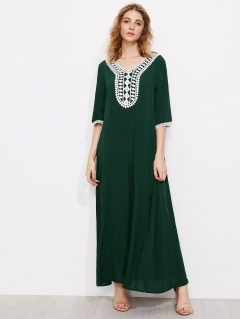 Контрастное модное платье-кафтан с кружевной вставкой