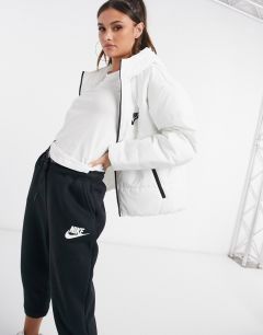 Белый пуховик с черным логотипом-галочкой Nike