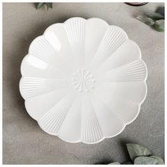 Тарелка фарфоровая обеденная Magistro «Ромашка», d=24 см, цвет белый