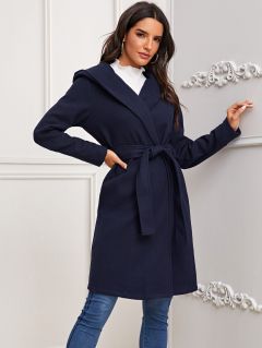 Однотонное пальто с капюшоном и поясом